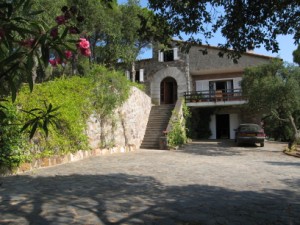 6-car parking in front of garage